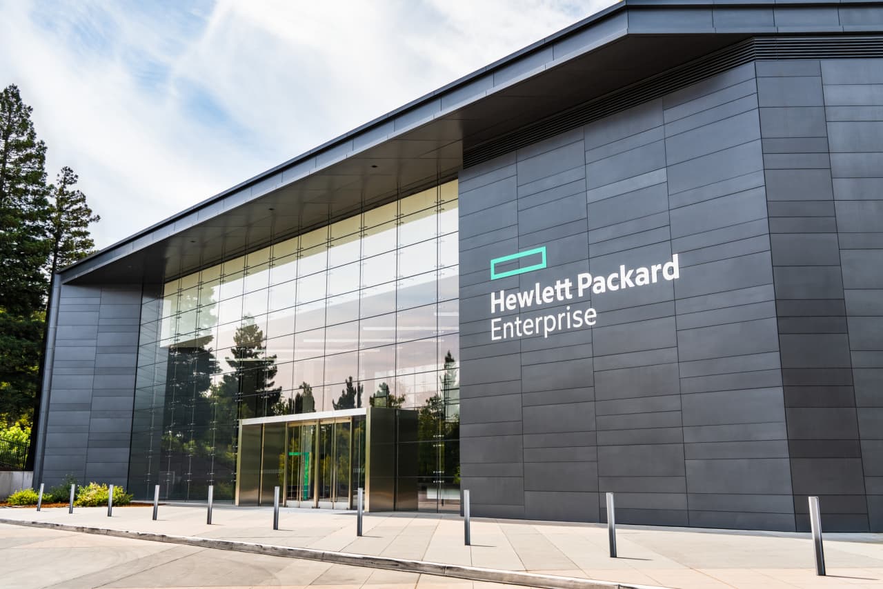 Source-feed image associated with HPE follows in Dell’s footsteps as it rides the AI server boom to a big earnings beat