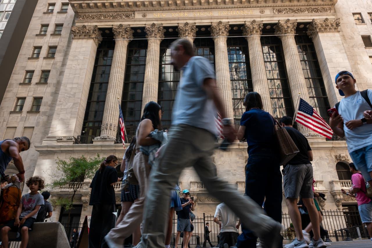 Source-feed image associated with Hedge funds forced out of tech stocks may leave the market at the mercy of retail traders