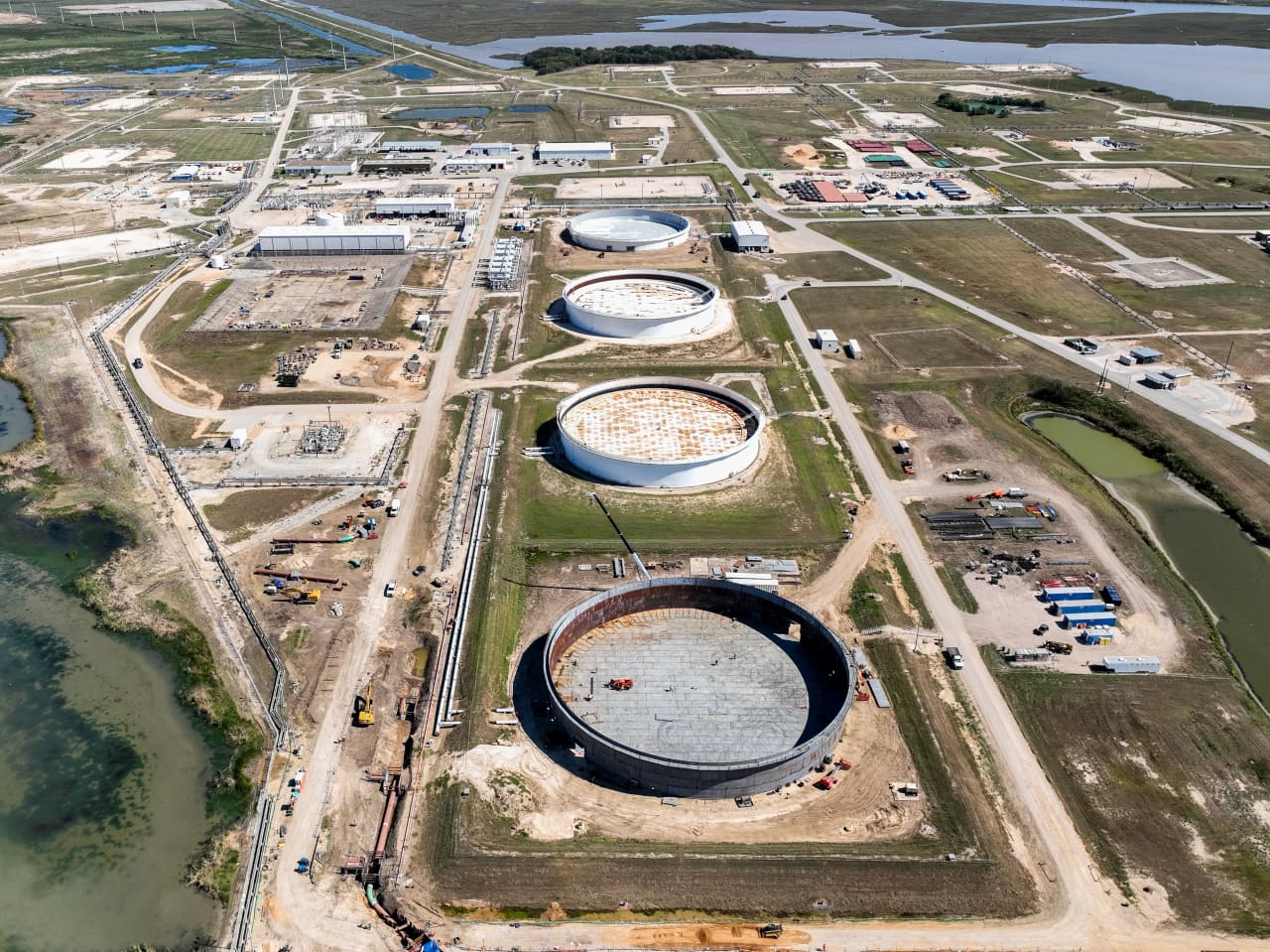 Source-feed image associated with Here’s the real story behind the record drop in America’s oil reserves
