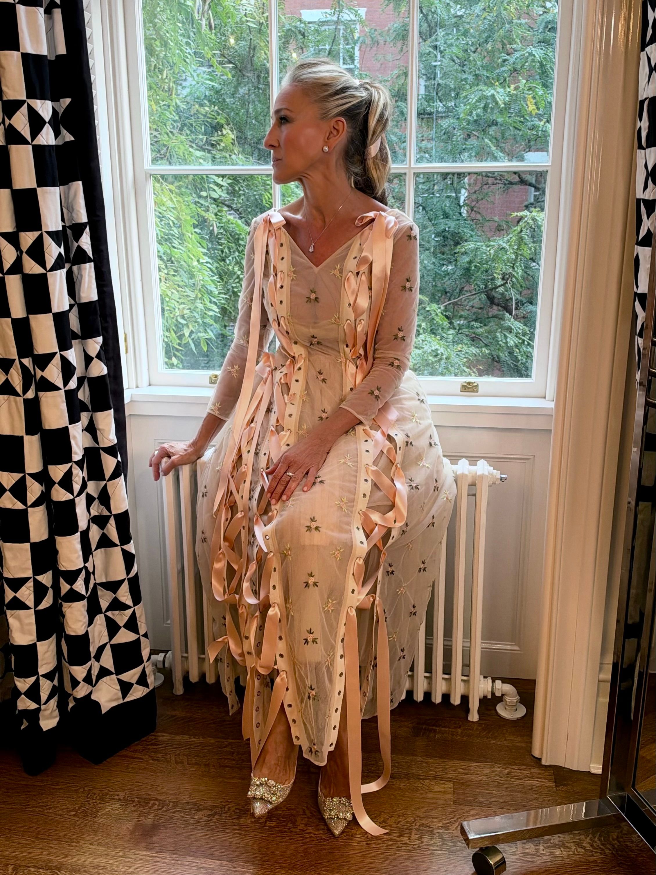 Image from linked report: Sarah Jessica Parker Gets Ready for the New York City Ballet Fall Fashion Gala in Custom Simone Rocha