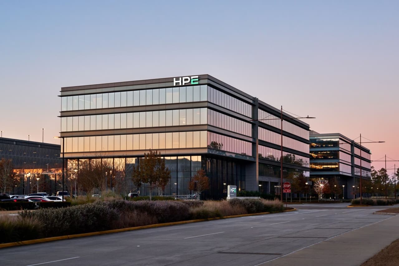 Source-feed image associated with HPE’s stock soars toward record gain as earnings show a networking bonanza