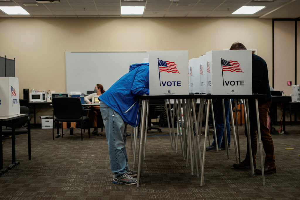Source-feed image associated with New Mexicans vote in gubernatorial primaries as revenue soars from oil boom
