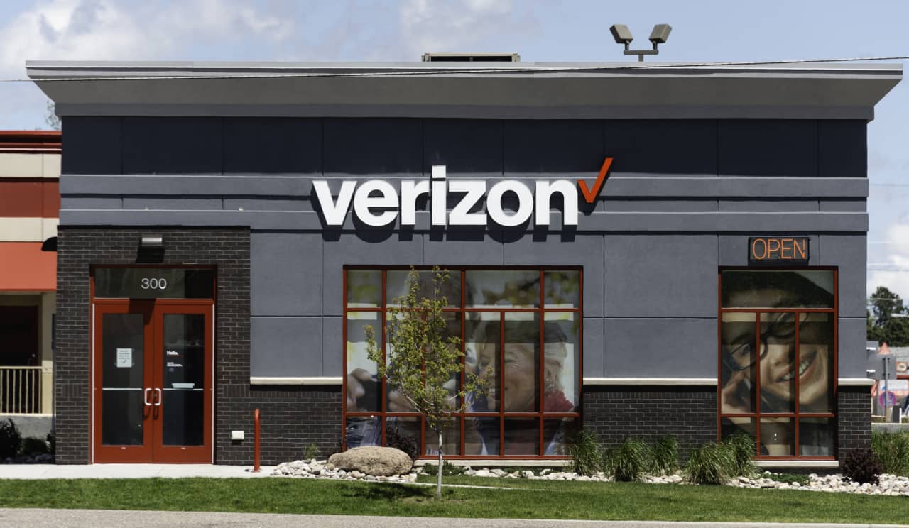 Image from linked report: As AT&T, Verizon and T-Mobile shares fall, Wall Street assesses the growing SpaceX threat