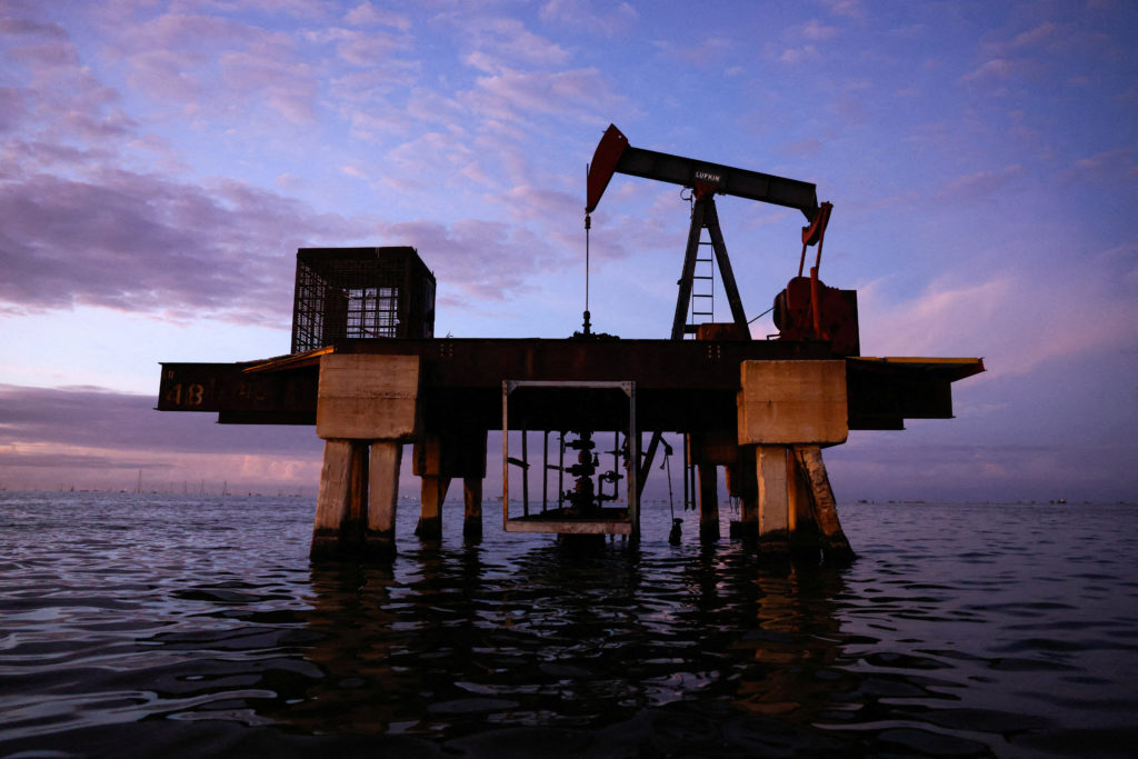 Source-feed image associated with U.S.-Venezuela oil deal won't reduce domestic gasoline prices anytime soon, experts say