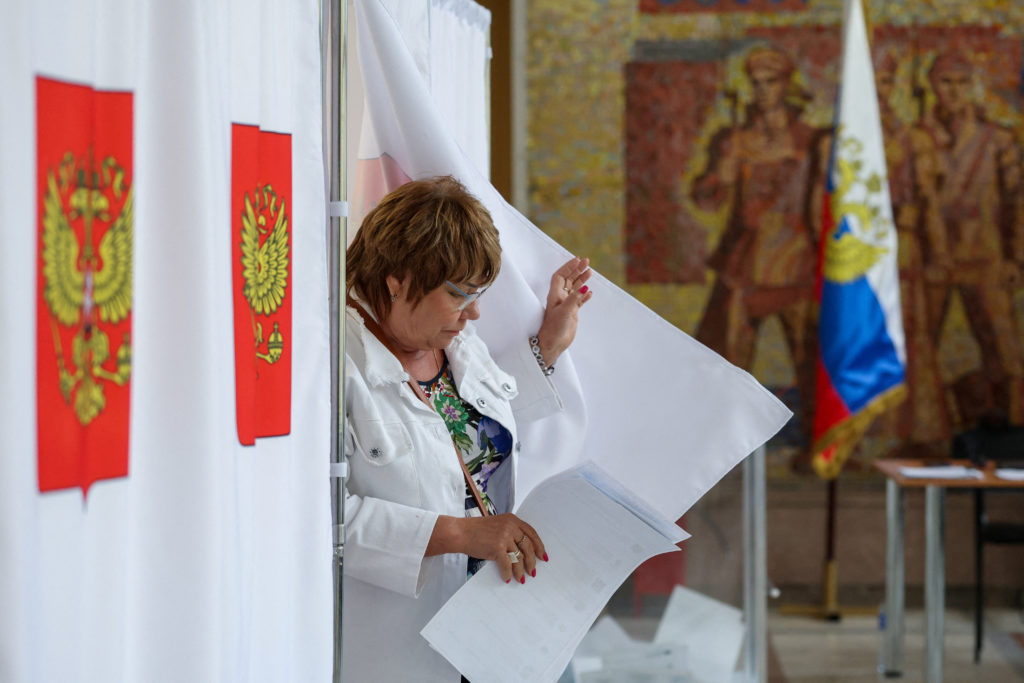 Image from linked report: Russian election observer loses consciousness during arrest by police, opposition party says
