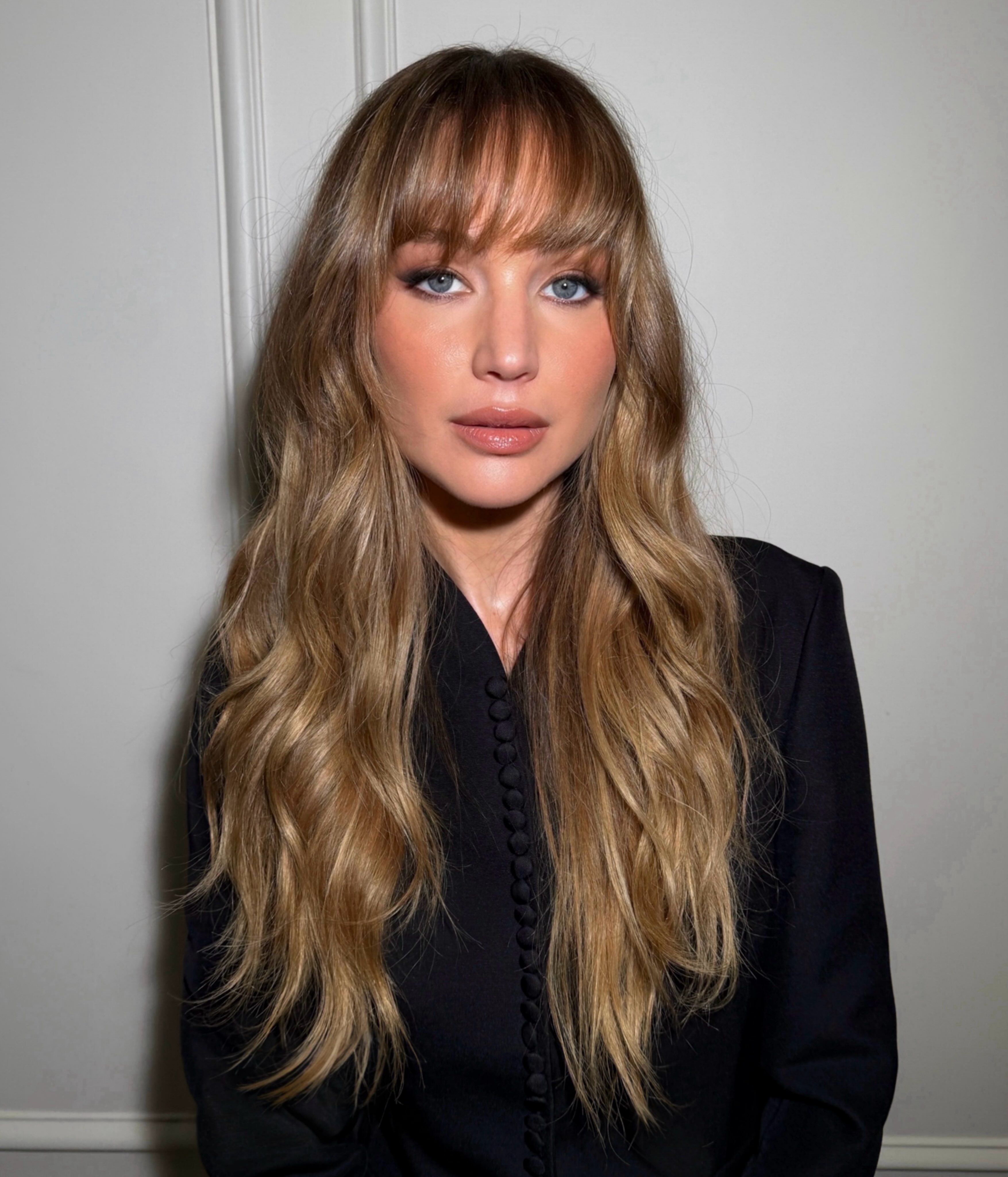 Source-feed image associated with Jennifer Lawrence Debuts Butterfly Bangs Just in Time for Fall