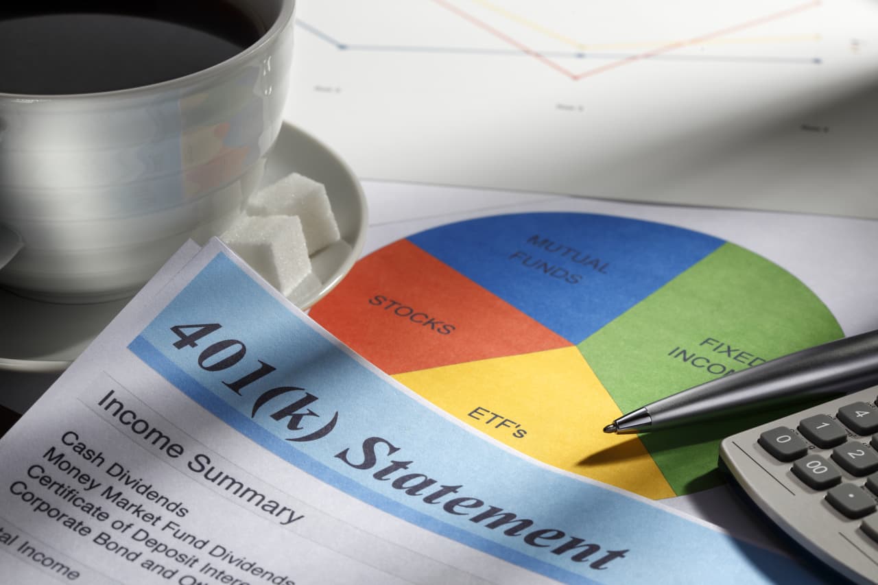 Source-feed image associated with Americans’ 401(k) balances hit record levels last year. See how you compare.