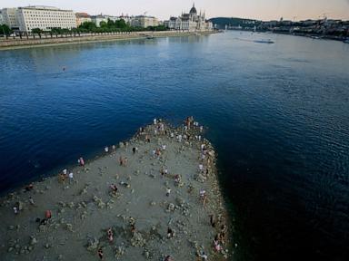 Source-feed image associated with UK, France prepare for another heat wave as Europe sets new temperature record