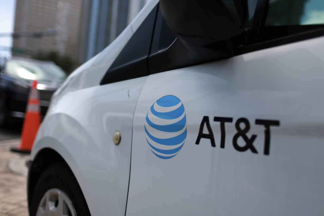Image from linked report: The SpaceX threat could loom over AT&T’s stock for a prolonged stretch, analyst cautions