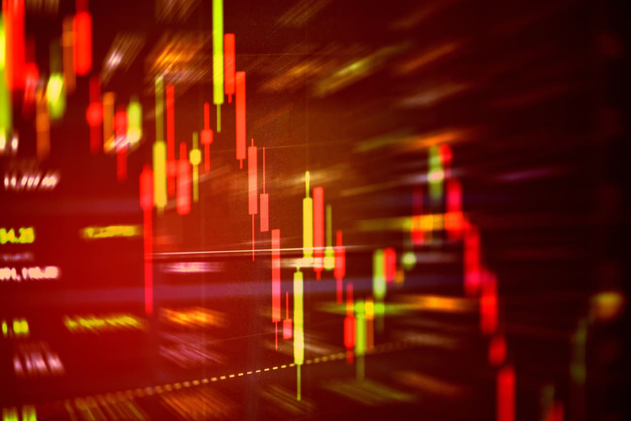 Source-feed image associated with Wall Street just suffered a historic crash in highflying stocks. Why a quick tech rebound could be a trap.
