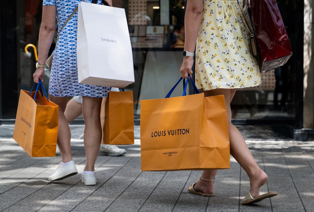 Source-feed image associated with Retail sales surged toward the end of summer. The U.S. economy has plenty of momentum.