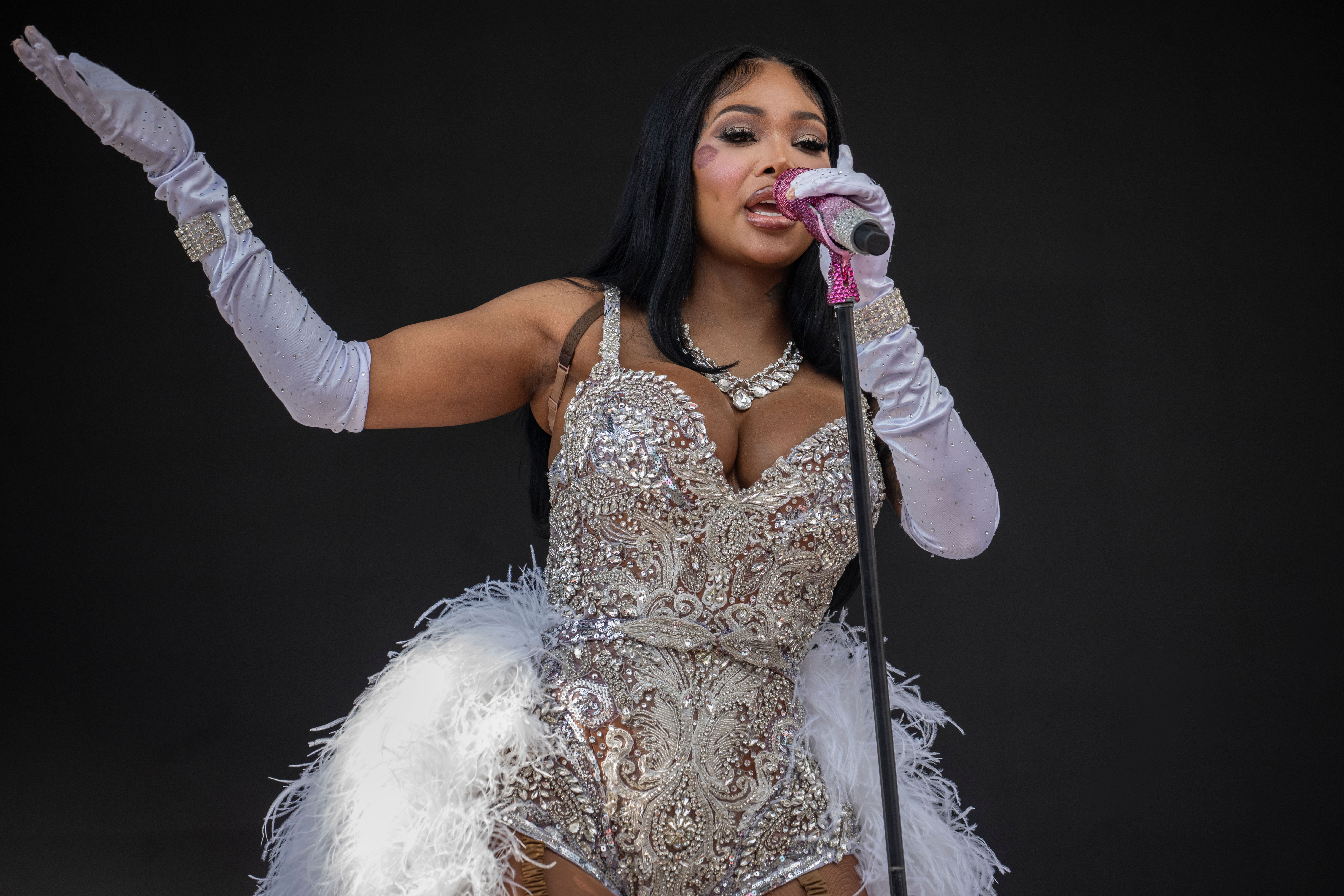Image from linked report: Summer Walker Sues Label and Management for Fraud