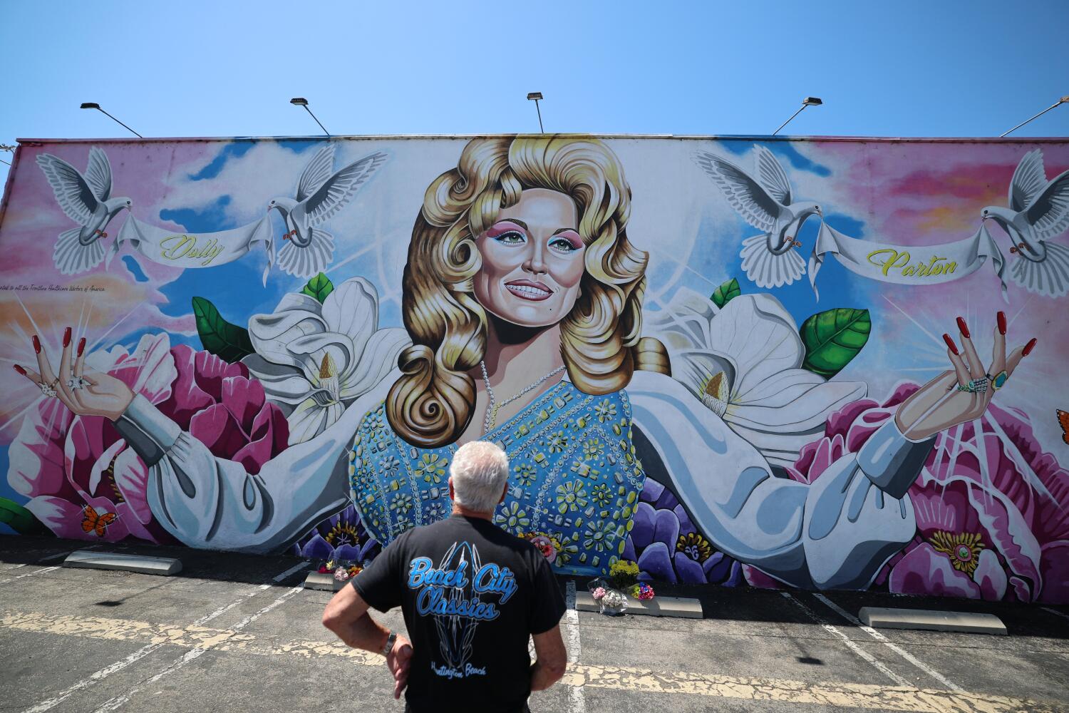 Source-feed image associated with 'A voluptuous sex symbol.' Judge invokes Dolly Parton in overturning Texas 'drag ban'