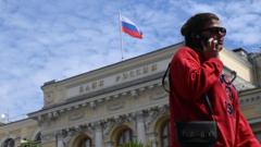 Source-feed image associated with Russians turn to cash, putting more strain on slowing wartime economy