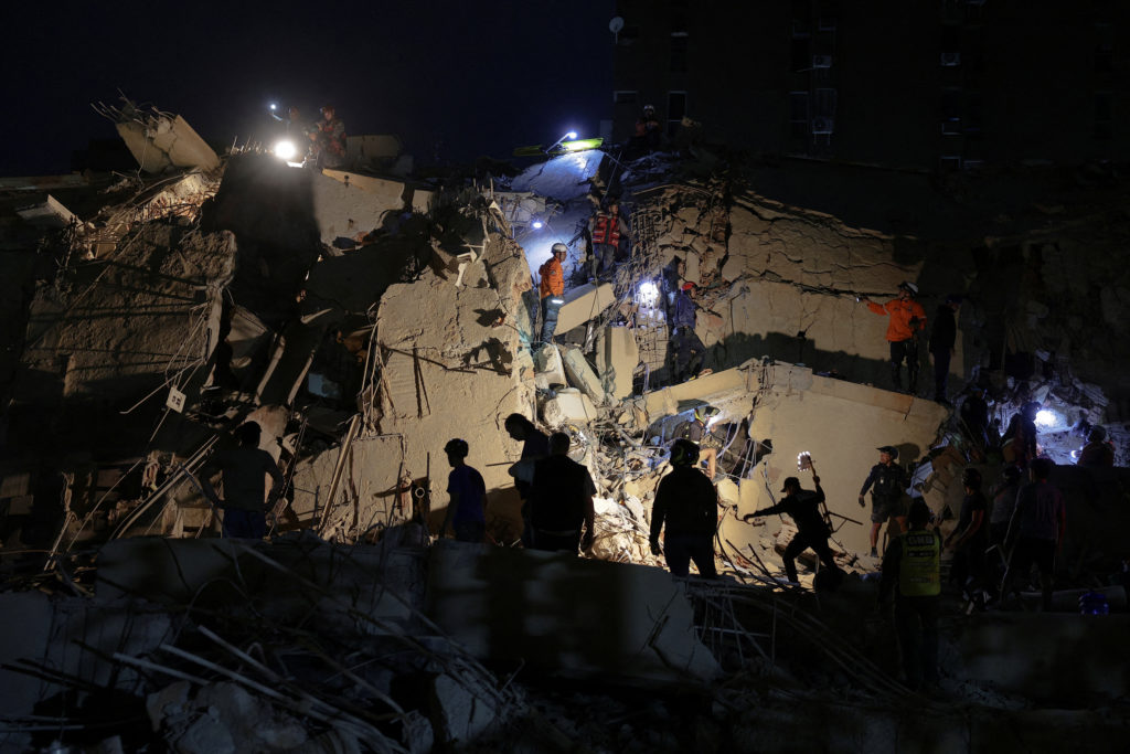 Source-feed image associated with Back-to-back powerful earthquakes slam Venezuela, collapsing buildings in the capital of Caracas