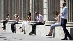 Source-feed image associated with Heatwave to stretch into second week despite cooler air for some this weekend