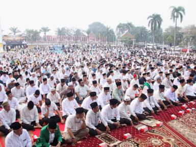 Source-feed image associated with Muslims gather for rain prayers in Indonesia's wildfire-hit South Sumatra