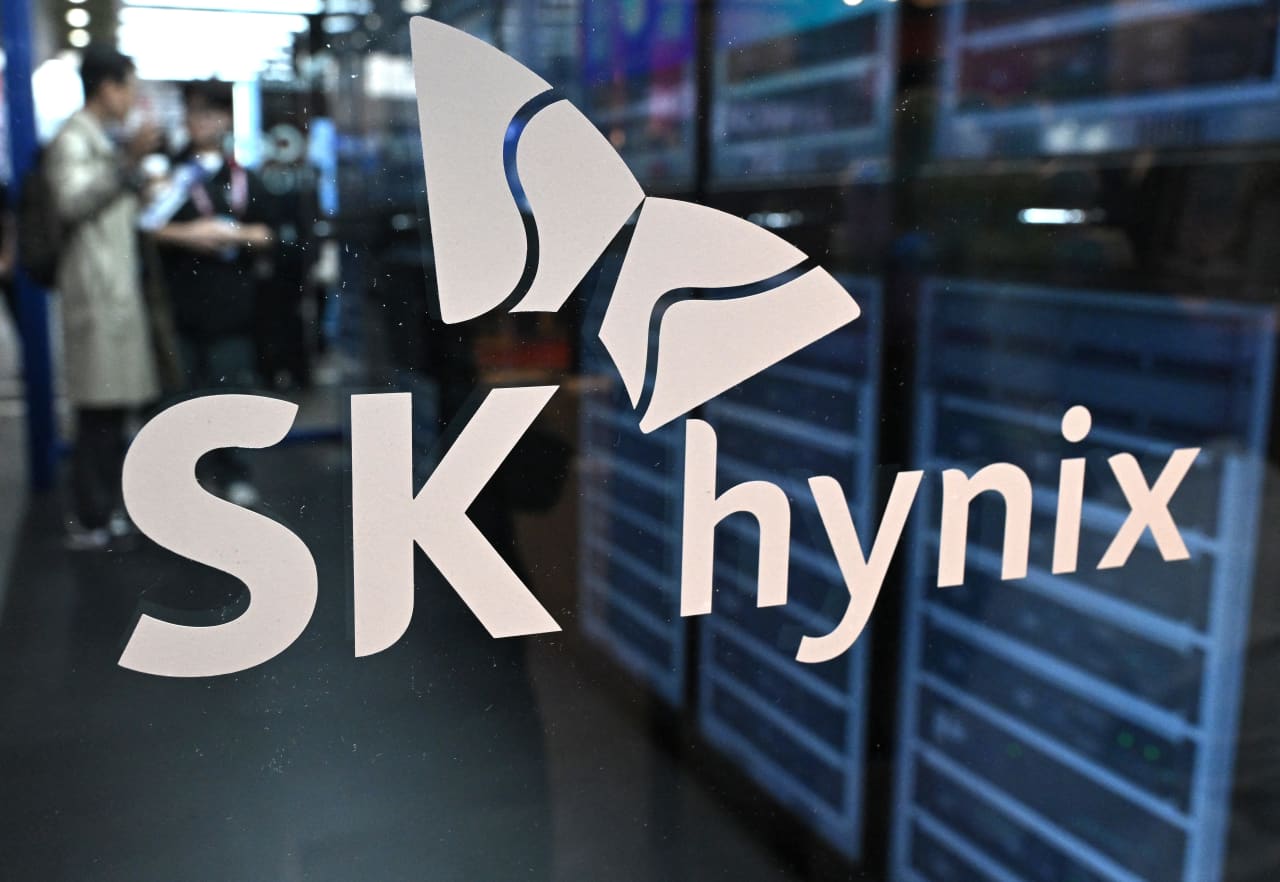 Source-feed image associated with SK Hynix raises $26.5 billion in U.S. offering. What to know about the stock.