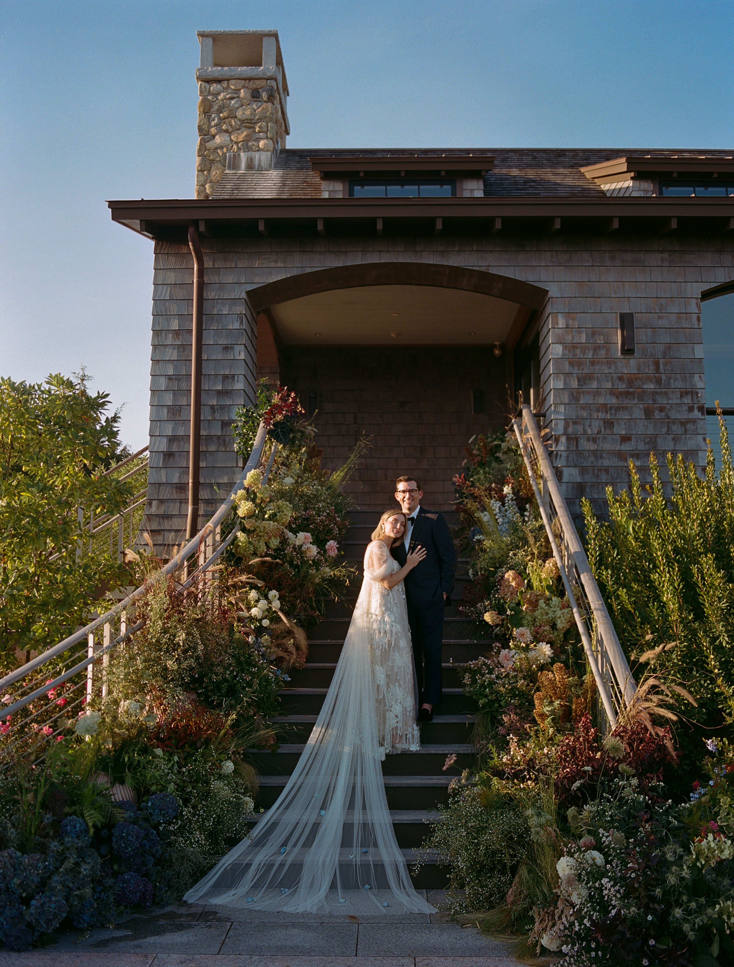 Source-feed image associated with The Best Fall Wedding Bouquets and Flowers in Vogue