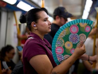 Source-feed image associated with In a scorching Spain, the traditional folding hand fan is having a moment