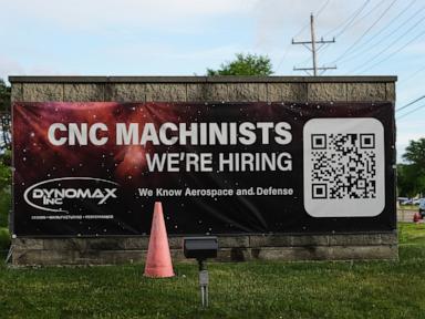 Source-feed image associated with US filings for unemployment benefits fall to 226,000 as layoffs remain low