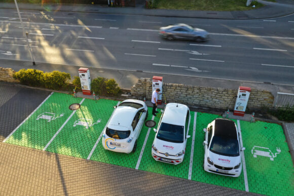 Source-feed image associated with German Drivers Accelerate Switch to EVs Due to Middle East War