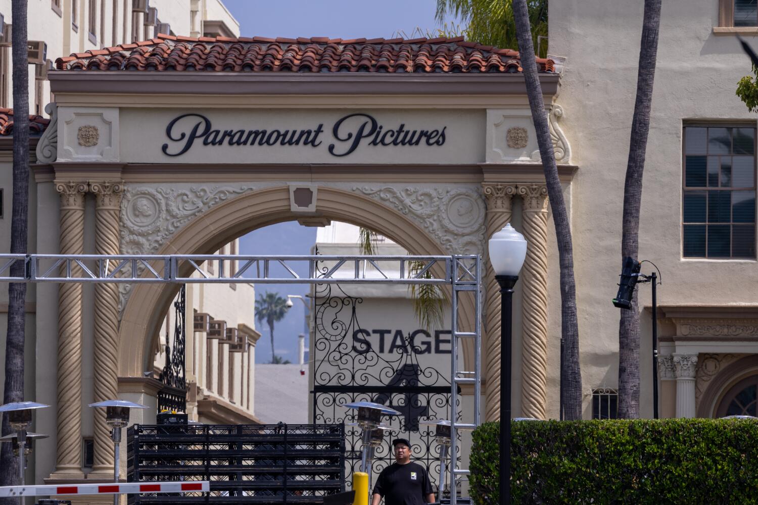 Source-feed image associated with Paramount offers to briefly delay Warner Bros. merger as court battle heats up