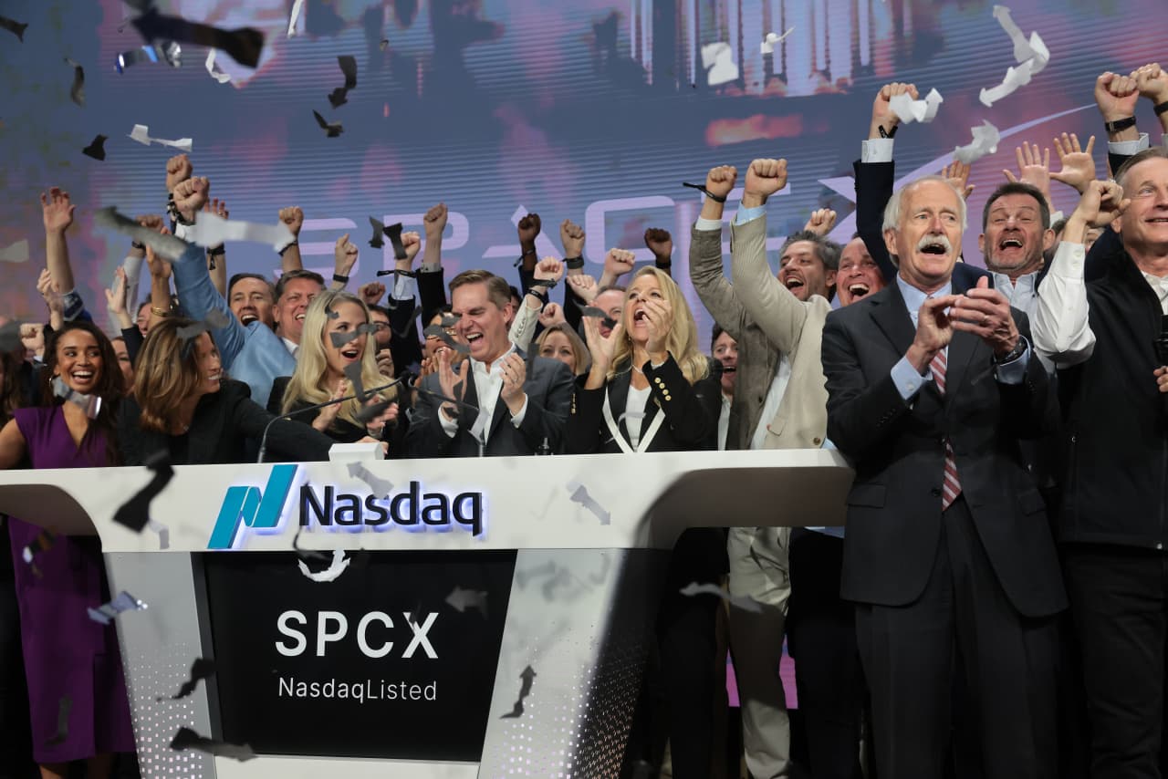 Source-feed image associated with SpaceX’s stock jumps as the company reveals its IPO has raised another $10.7 billion