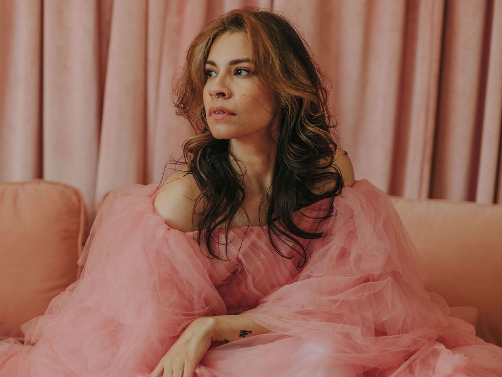 Image from linked report: Actor Cara Jade Myers Got Breast Cancer—Then It Changed Her Whole Personal Style