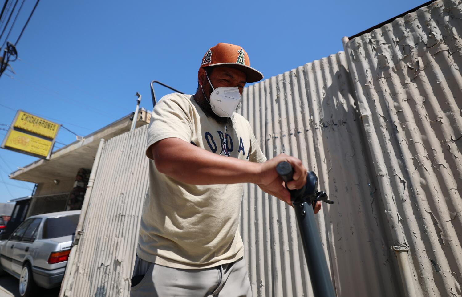 Source-feed image associated with Anger grows in Boyle Heights as warehouse fire leaves stench, flies and vermin in its wake
