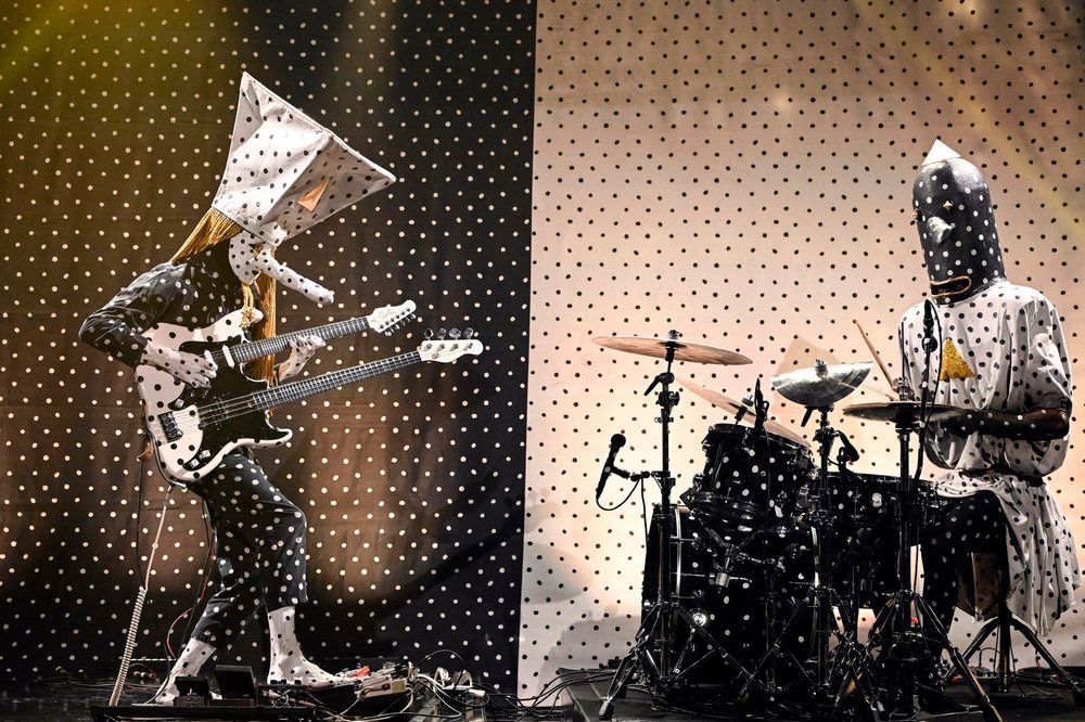 Source-feed image associated with Watch Angine de Poitrine Shred Through a New Song on Fallon