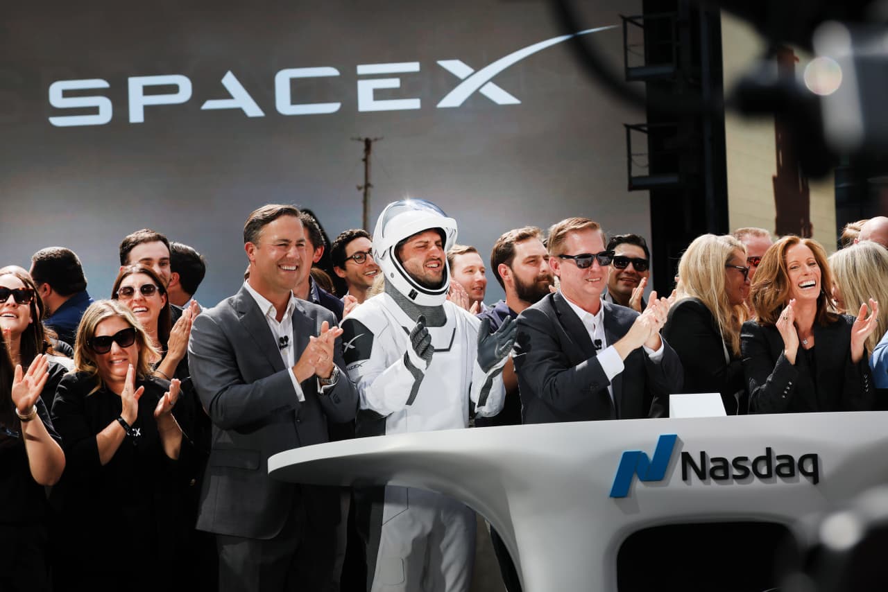 Source-feed image associated with Retail investors have been buying more SpaceX shares than all of the ‘Magnificent Seven’ combined