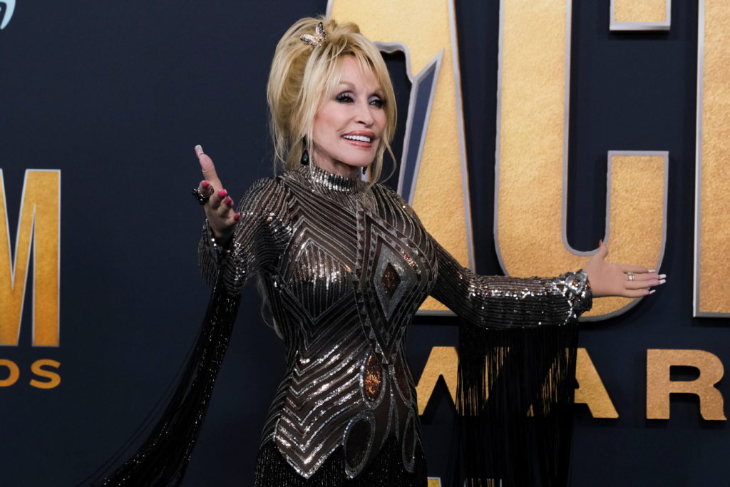 Source-feed image associated with Tennessee's governor boosts fan-led push to rename Nashville airport for Dolly Parton