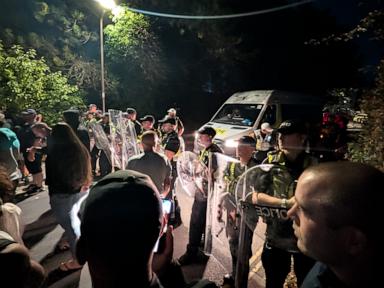 Source-feed image associated with UK government condemns anti-immigrant demonstrators after Channel crossing protests