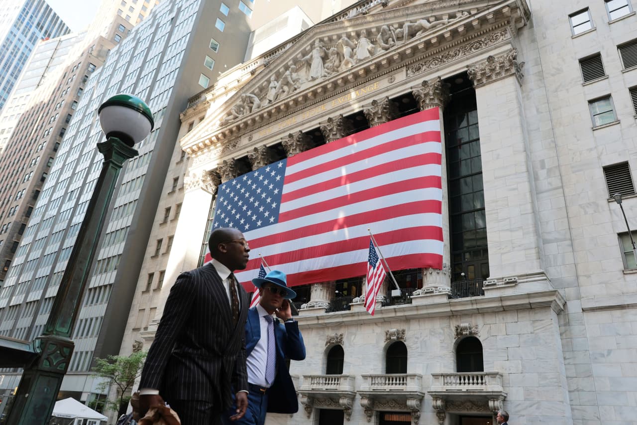 Source-feed image associated with Oil rises, U.S. stock futures flat as Wall Street looks to extend its winning streak