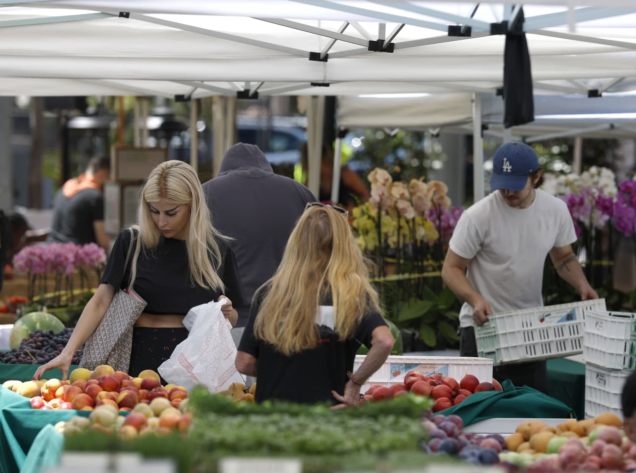 Source-feed image associated with Consumer spending sees the smallest increase in seven months. Is the economy getting weaker?