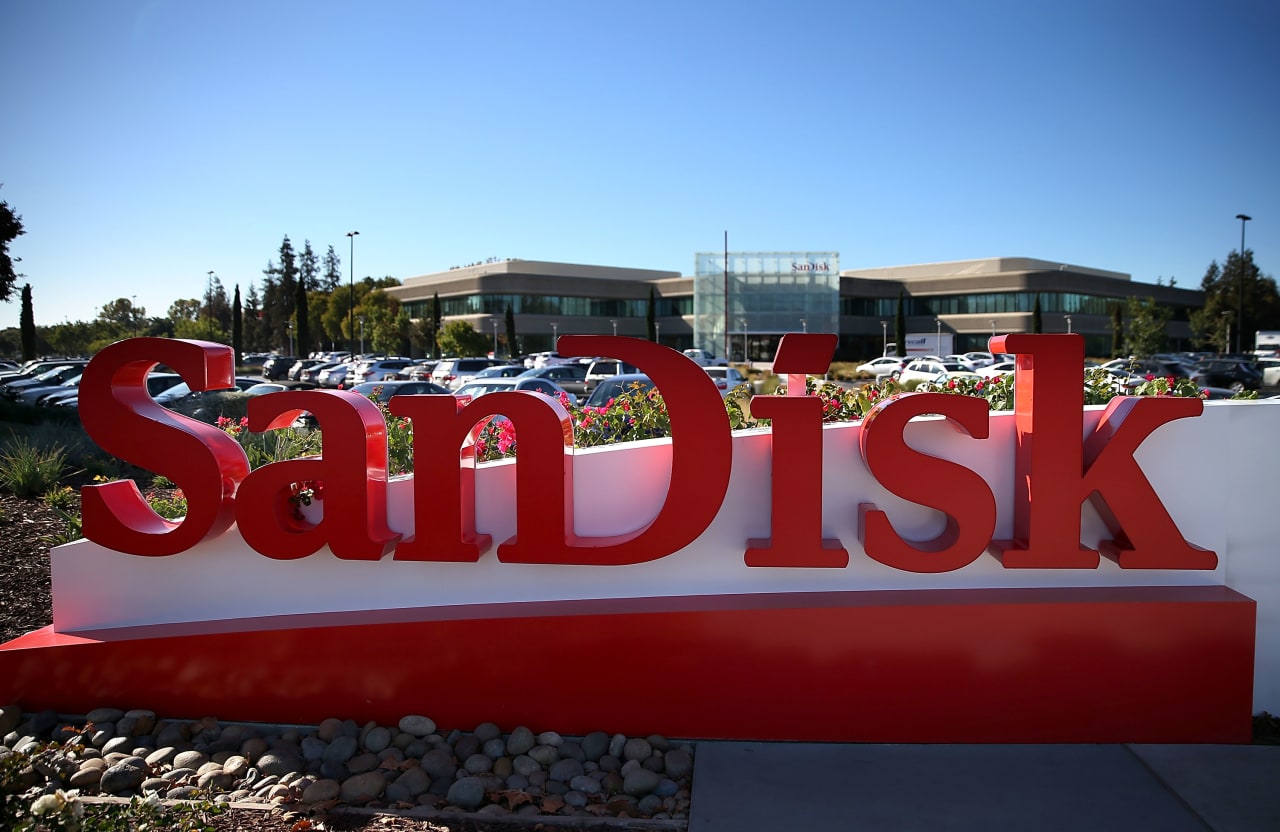 Source-feed image associated with Sandisk’s stock is plunging, but some analysts are getting even more bullish