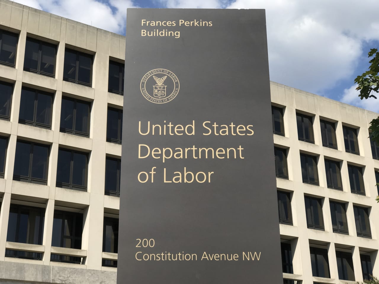 Source-feed image associated with The federal government plans to make it harder for you to sue your employer over alternative 401(k) investment options