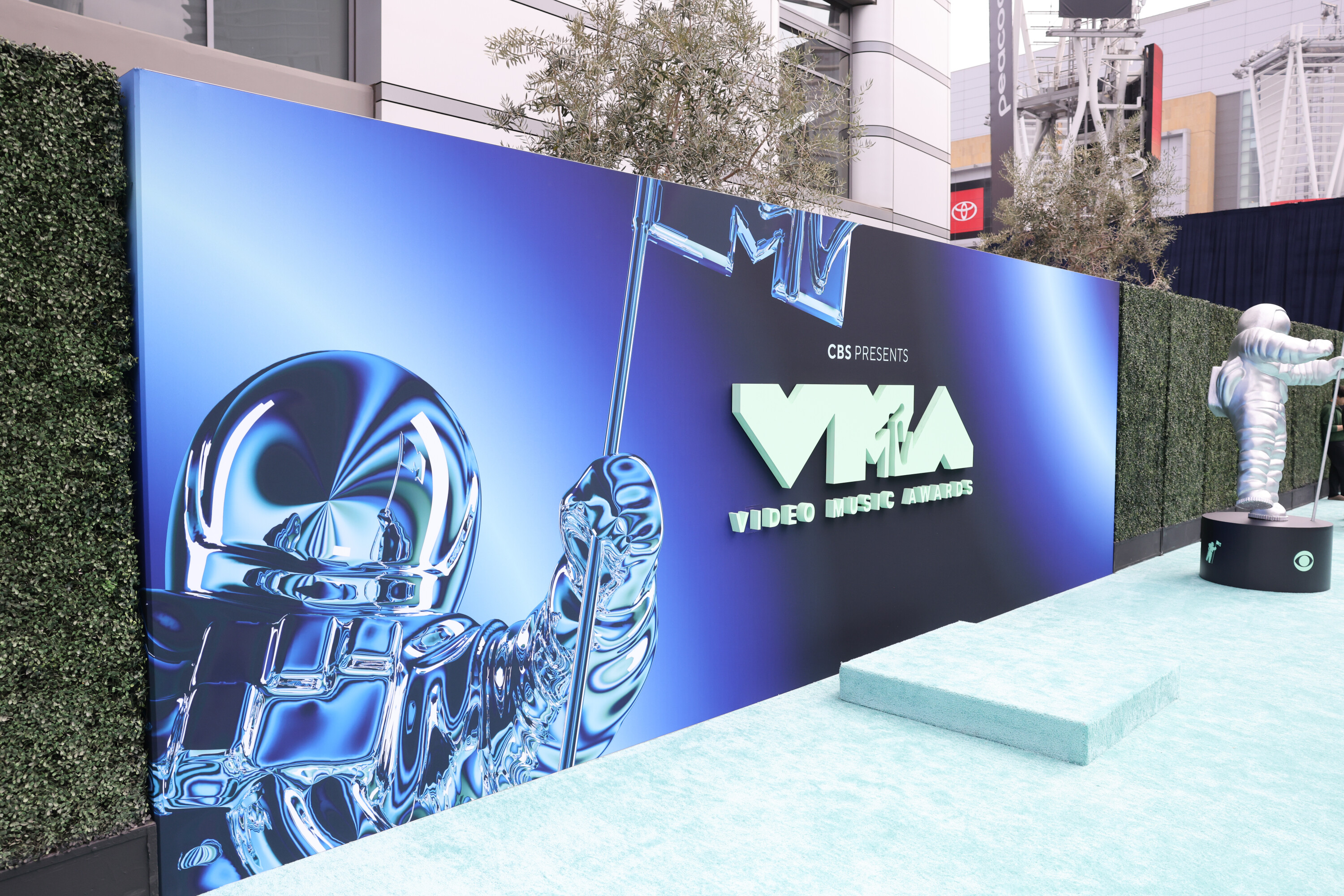 Image from linked report: How to Stream the VMAs Live Online
