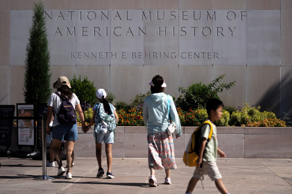 Source-feed image associated with Trump asks Smithsonian to install George Washington statues and exhibit