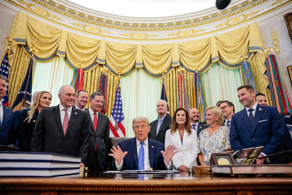 Source-feed image associated with WATCH: Trump says he's 'not looking to renew' U.S. trade deal with Canada and Mexico