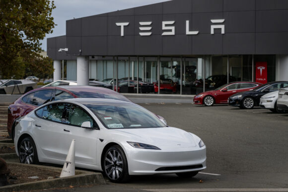 Source-feed image associated with Deadly Tesla Crash Spurs Investigation by US Auto Safety Agency