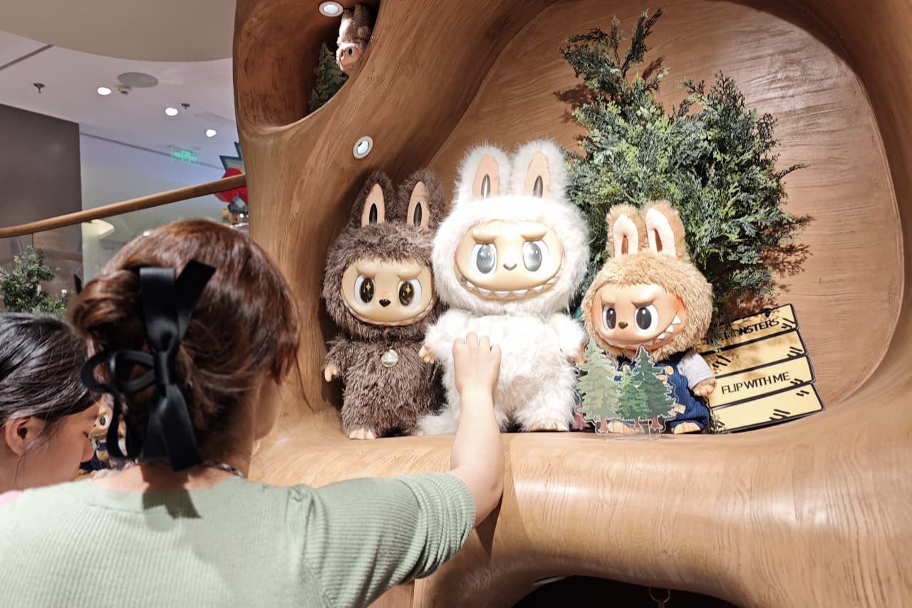 Source-feed image associated with China’s weird new economic spark: toy elves and robocops