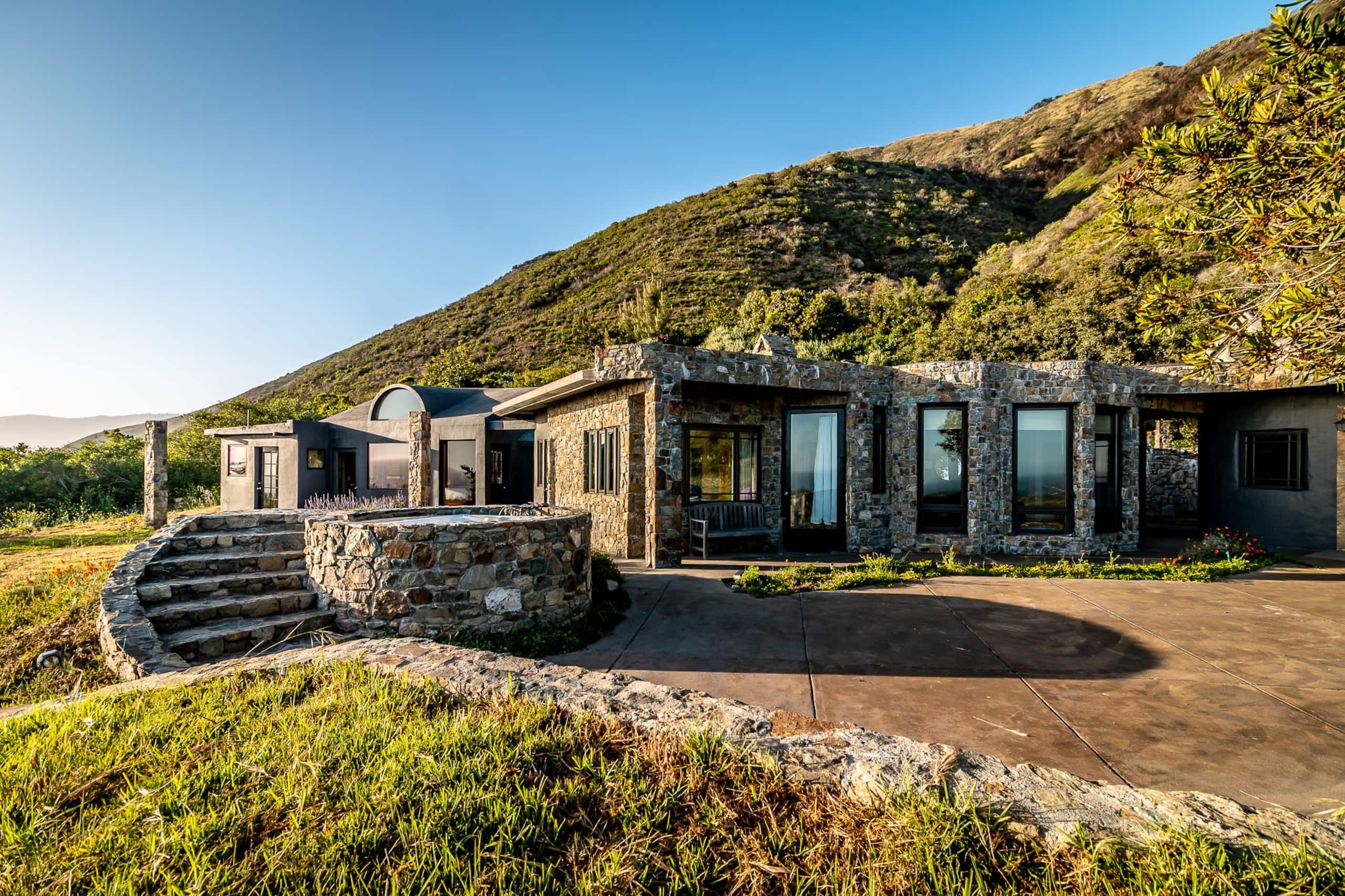 Image from linked report: The 12 Best Airbnbs in Big Sur for Your West Coast Road Trip