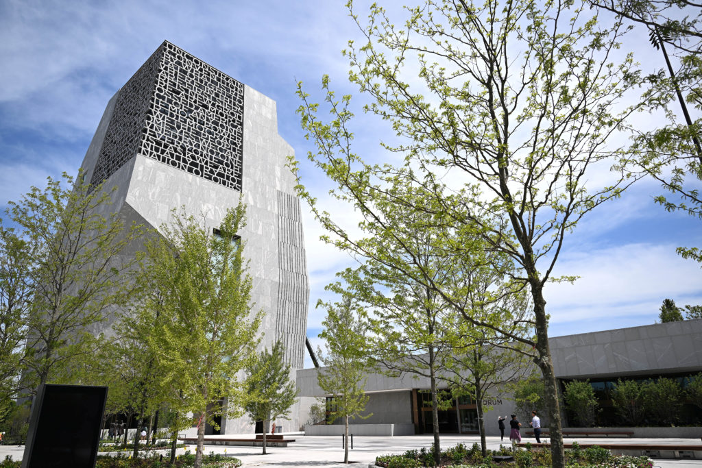 Source-feed image associated with 4 things to know about Obama's new presidential museum