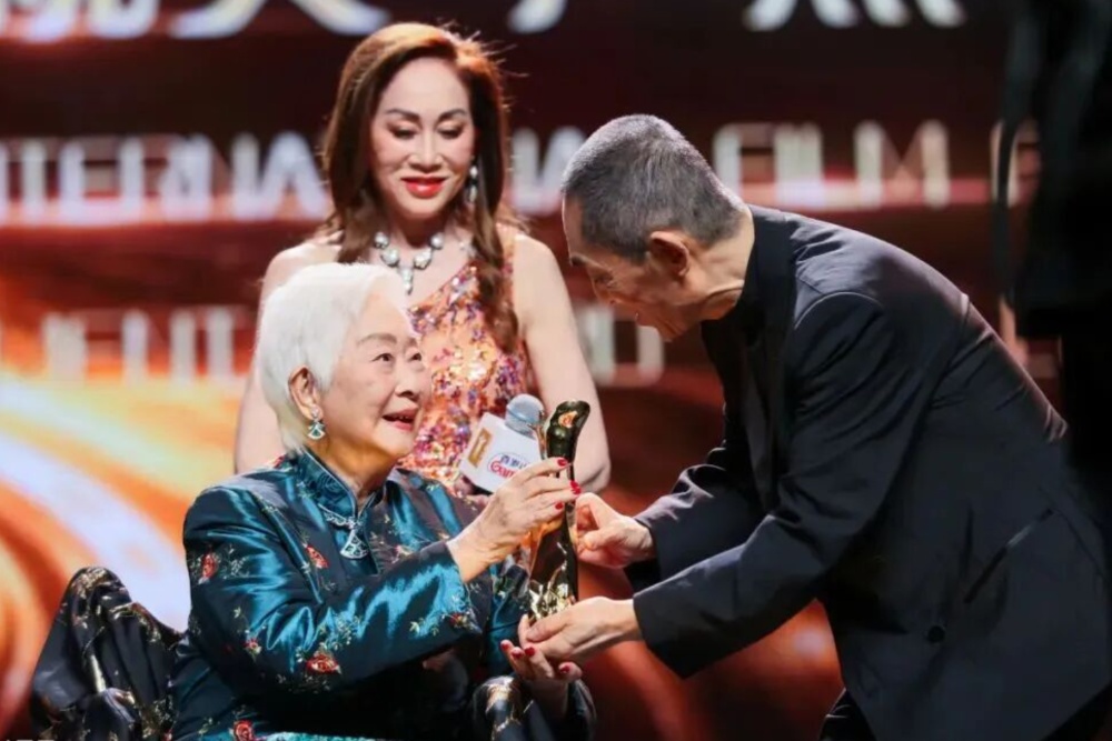 Source-feed image associated with Lisa Lu, Centenarian Actor and Shanghai Lifetime Achievement Honoree, Reunites With Fans at Screening of Restored ‘The Arch’