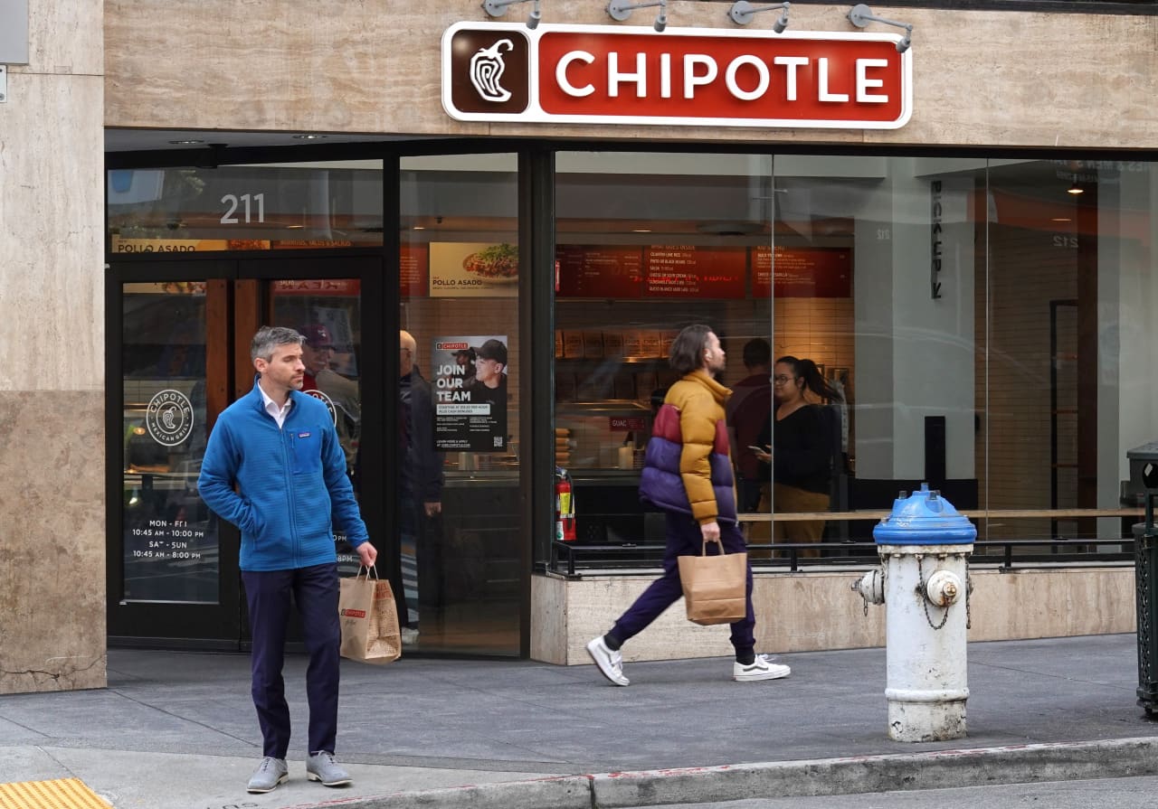 Source-feed image associated with Chipotle lifts its sales forecast even as a lettuce-linked outbreak slows foot traffic