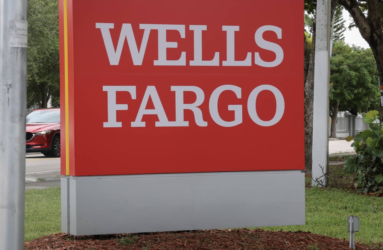 Source-feed image associated with A Wall Street firm just lowered its S&P 500 price target. Start of a trend?
