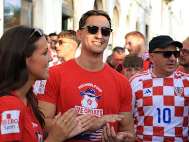 Image from linked report: US newlyweds tour Croatia after fans photobomb their wedding shoot