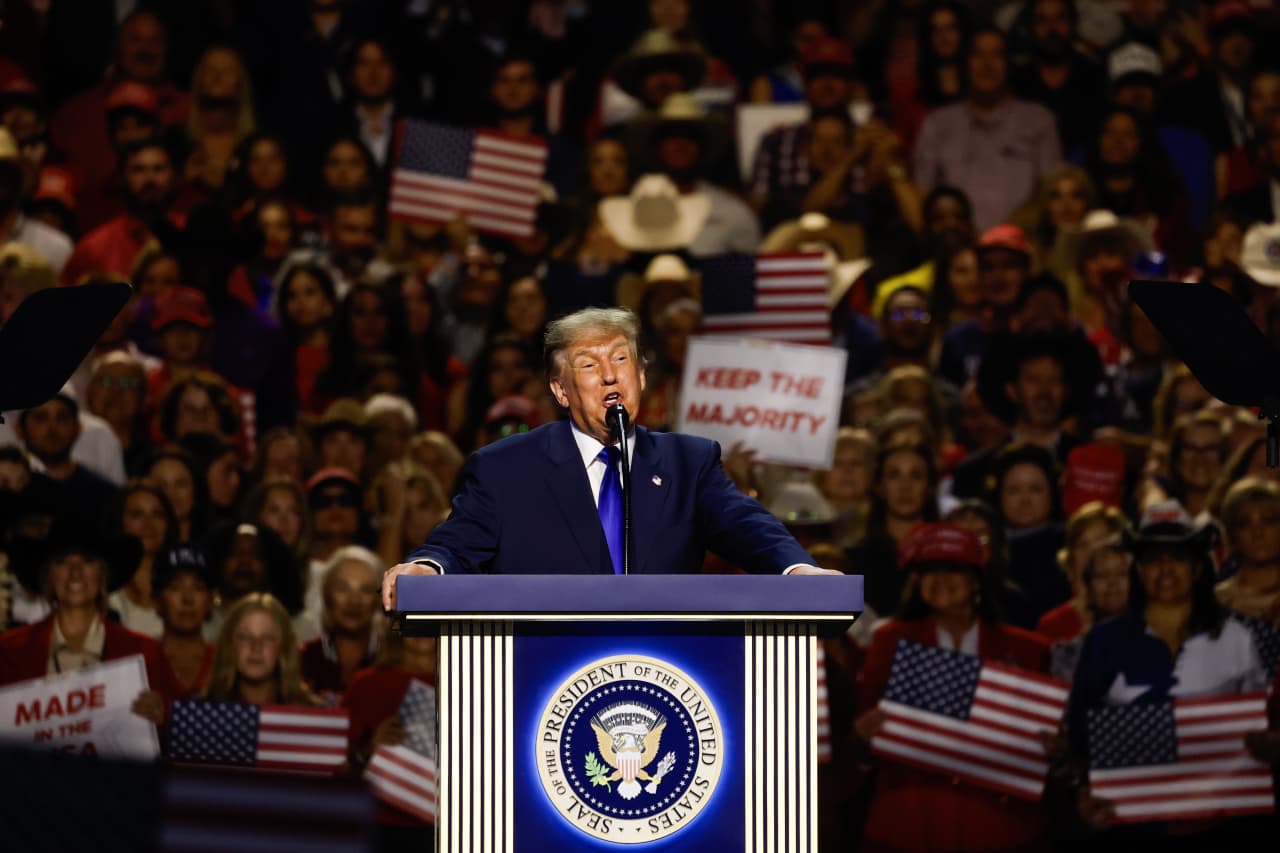 Source-feed image associated with Trump promises $5,000 checks if Republicans win the midterms. He also teased tariff and ‘DOGE’ dividends last year that never came.